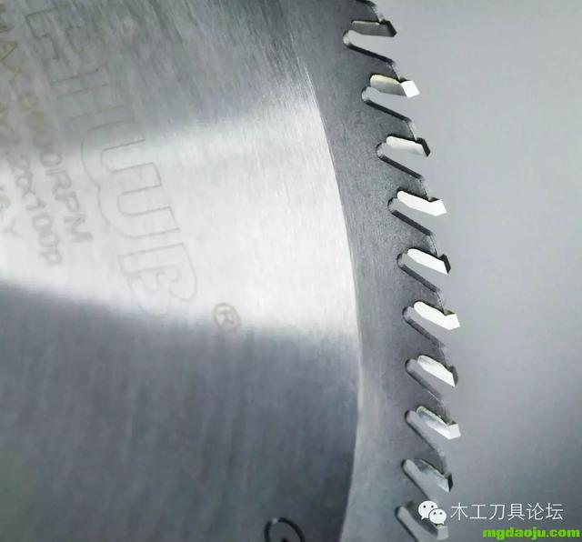 硬質(zhì)合金鋸片切割使用過(guò)程中要注意的問(wèn)題